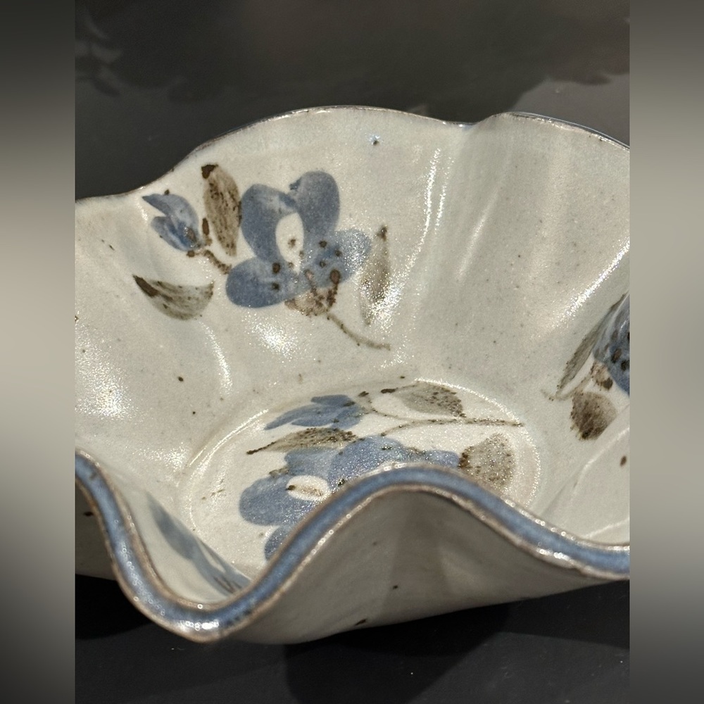 Signed Cindy Angliss Handmade Pottery, Ruffled Bowl, Blue Floral Studio Ceramics - Picture 7 of 8